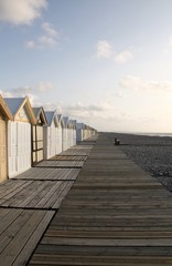 Badehäuser am Meer mit Holzplankensteg
