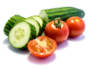 Gurken und Tomaten isoliert freigestellt auf weißen Hintergrund, Freisteller
