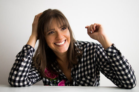 Mujer sonriente pensando o imaginando