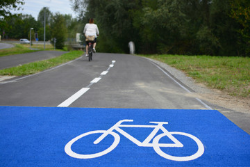 Obraz premium Frisch asphaltierter Fahrradweg