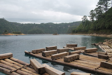 Balsas en el lago