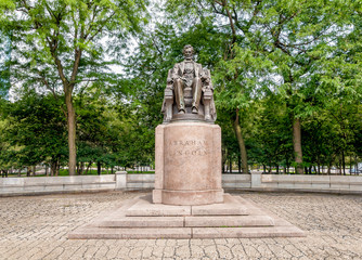 Fototapeta na wymiar Bronze statue of Abraham Lincoln in Grant Park in Chicago, Illinois, USA