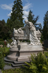 Fototapeta na wymiar gravesite with art nouveau sculpture