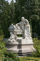 Fototapeta na wymiar gravesite with art nouveau sculpture, darmstadt