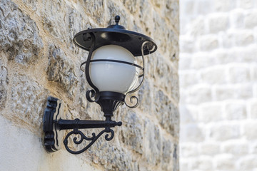 фонарь на каменной стене 