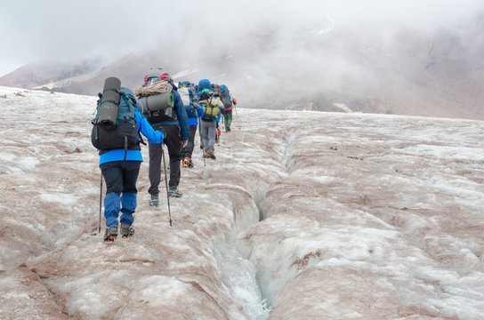 Georgien, Mzcheta-Mtianeti, Stepanzminda, Kazbegtour, auf dem Weg zur Meteostation von 1935, auf dem Gletscher