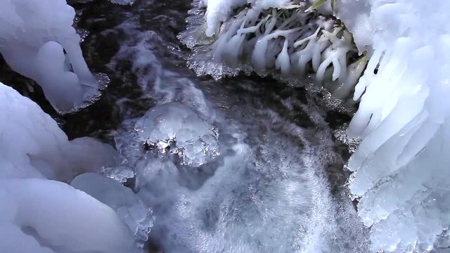 厳冬期の小川の飛沫氷