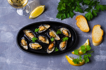Baked mussels with cheese
