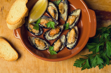 Baked mussels with cheese