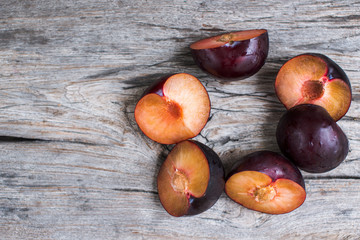 Obraz premium plums on the wooden table lying in a circle