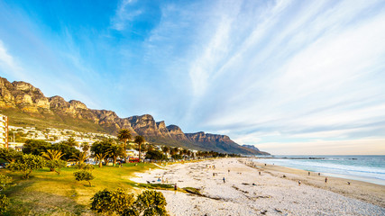 Camps Bay Beach in der Nähe von Kapstadt Südafrika an einem schönen Wintertag, mit der Rückseite des Tafelbergs, genannt die zwölf Apostel, auf der linken Seite