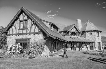 Obraz premium NEW HAMPSHIRE, USA - OCTOBER 2015: Tourists visit Castle in the Clouds. It is a 16-room mansion and 5,500-acre