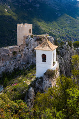 Naklejka premium landscape with guadalest castle