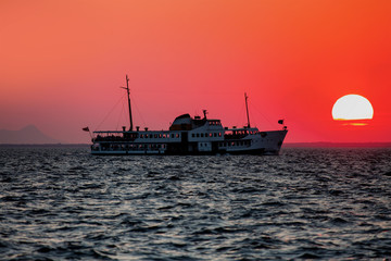 Obraz premium ferry services in the Gulf of Izmir at sunset