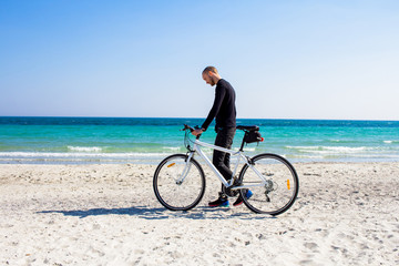 Fototapeta premium Bicycle rider relaxing on the beach in good weather 