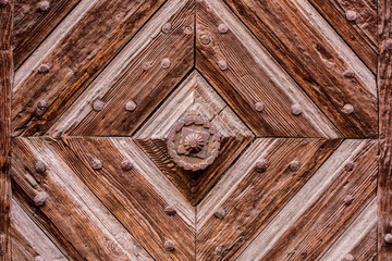 Obraz premium Old Door Handle. Old rusty gate handle on wooden door.