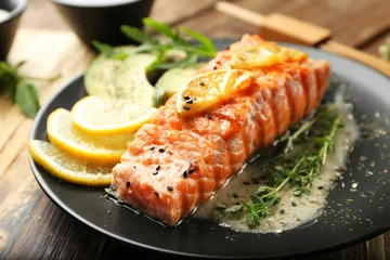 Fototapete Fish Teller mit köstlichem Lachs und Fischsauce auf dem Tisch