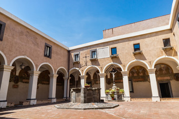 Fototapeta na wymiar Aci Catena (Sicilia), Municipio: cortile interno