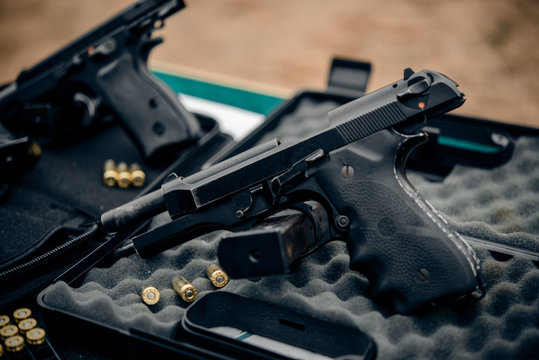 The gun and gun Short black pistol