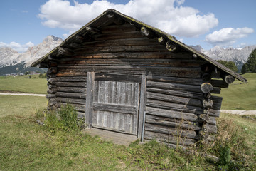 Obraz premium Old wooden hut in the Alpine region, Italy.