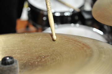 Fototapeta na wymiar tamburi strumenti e a percussione