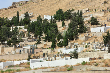 Obraz premium Old Azerbaijani cemetery in front of Bibheybat Mescidi near Baku on the mountain of Shikh village