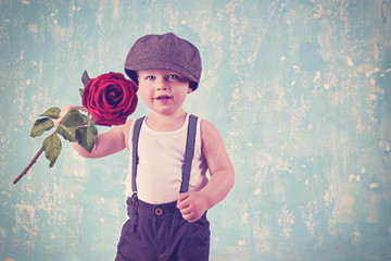 romantisch - kleiner Junge mit roter Rose, Retro, vintage