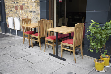 Fototapeta na wymiar London, United Kingdom - August 23, 2017 : Restaurant table in the street of Dalston