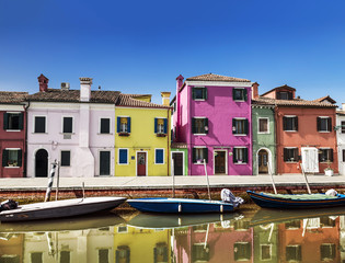 Fototapeta na wymiar Colorful buildings in Burano island in Venice, Italy