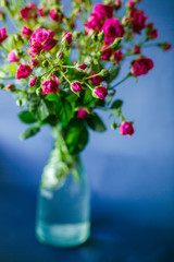 Obraz premium The beautiful vase with bouquet stands on the table