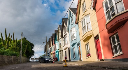 Steile Straße mit bunten Häusern in Irland