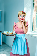 Obraz premium pin up woman with cupcakes