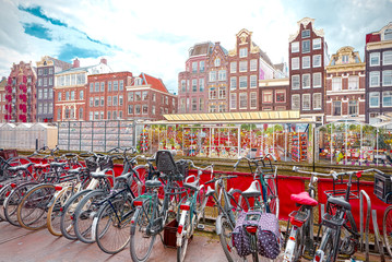 Naklejka premium Flower market in Amsterdam (Bloemenmarkt) and bicycles