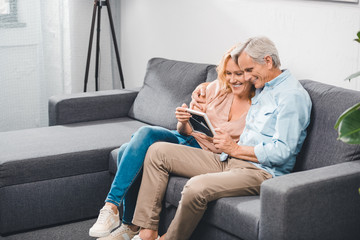 Obraz premium couple looking at photo frame