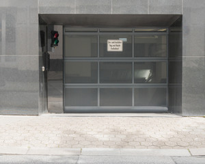 Tor einer Tiefgarage 