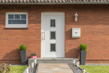 Moderne weiße Haustür eines Hauses