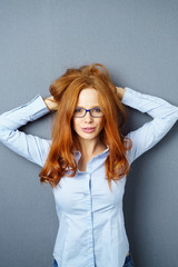 frau rauft sich ärgerlich die haaren