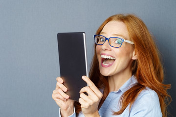 lachende frau mit tablet-pc