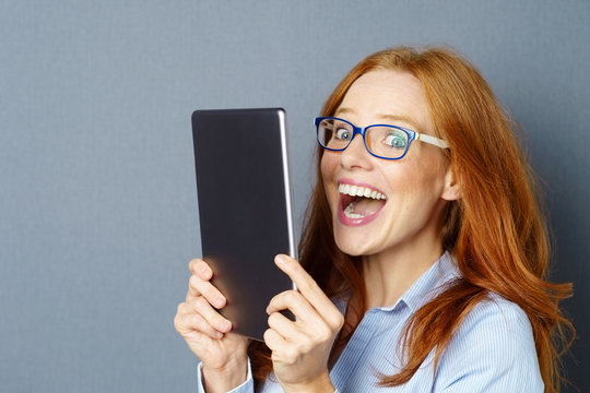 lachende frau mit tablet-pc