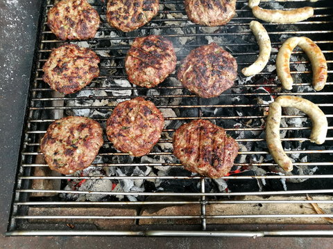 Grillparty Mit Leckeren Frikadellen Und Bratwurst Auf Dem Holzkohlengrill Im Sommer Auf Dem Bauernhof Im Pfaffenwinkel In Rudersau Bei Rottenbuch Im Kreis Weilheim-Schongau In Oberbayern