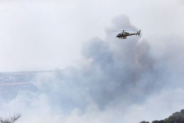 Helicóptero en tareas de un incendio