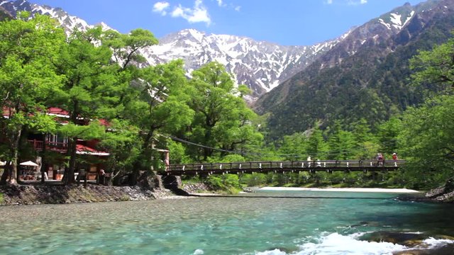 上高地、河童橋と梓川の流れ
