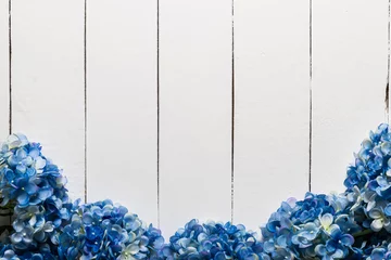 Papier Peint photo Lavable Hortensia Fleurs d& 39 hortensia bleu sur fond de texture en bois blanc. Fleurs artificielles