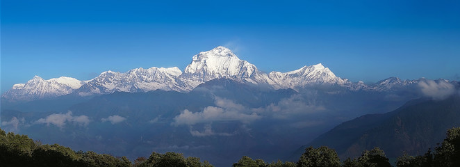 Himalaya-Kette. Panoramablick auf den Dhaulagiri-Berg. Nepalesische Landschaft. Naturhintergrund. Horizontales Panorama.