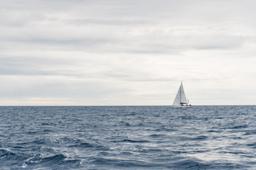 Obraz premium Sailing a yacht in Norway