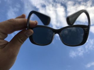 Blick in Wolken durch Sonnebrille Urlau Sonne Sonnig