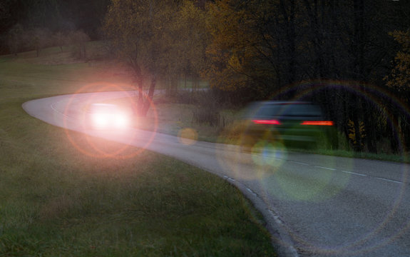 Auto gef&auml;hrdet durch Fernlicht oder falsch eingestellte Scheinwerfer den Gegenverkehr - Car endangers oncoming traffic due to high beam light or incorrectly adjusted headlights