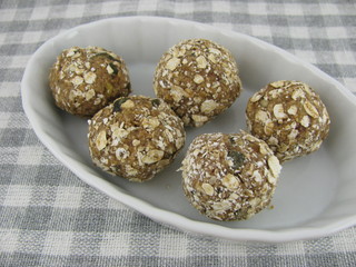 Konfektkugeln mit Datteln, Haferflocken, Carob und Kürbiskernen