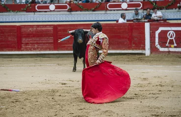 Zelfklevend Fotobehang Stierenvechten Stierenvechter in een arena.