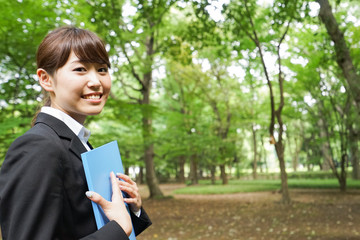 Fototapeta premium 書類を持つ日本人のビジネスウーマン
